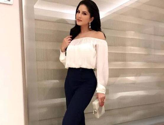 खुलासा- असल में शर्मीली हैं सनी लियोनी, शाहरुख ने यूं की मदद