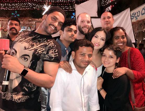 खुलासा- असल में शर्मीली हैं सनी लियोनी, शाहरुख ने यूं की मदद