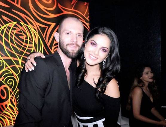 खुलासा- असल में शर्मीली हैं सनी लियोनी, शाहरुख ने यूं की मदद