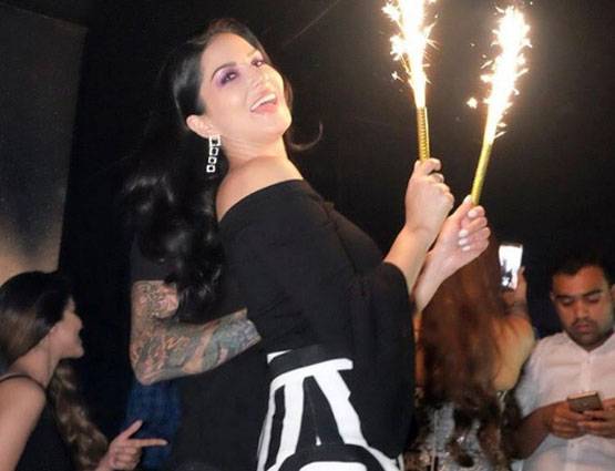 खुलासा- असल में शर्मीली हैं सनी लियोनी, शाहरुख ने यूं की मदद