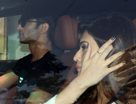 PHOTOS: फिल्मी 'धोनी' ने नई कार में कराई 'गर्लफ्रेंड' को सैर