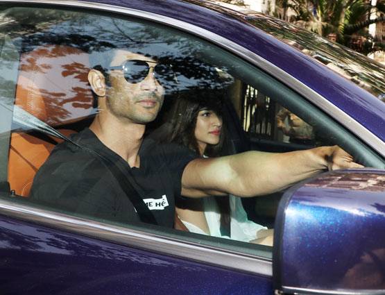 PHOTOS: फिल्मी 'धोनी' ने नई कार में कराई 'गर्लफ्रेंड' को सैर