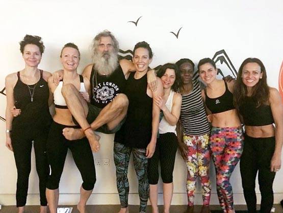 मिलिए सबसे हॉट योग गुरु से- साल में सिर्फ एक बार धोते हैं बाल