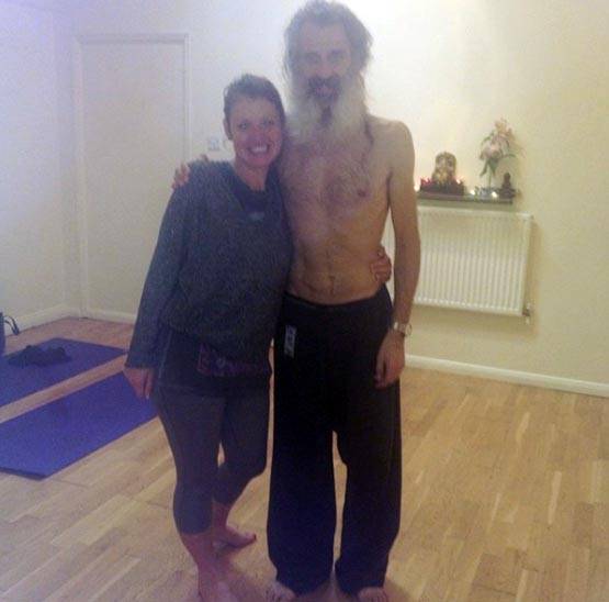 मिलिए सबसे हॉट योग गुरु से- साल में सिर्फ एक बार धोते हैं बाल