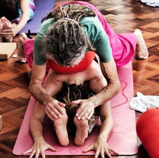 मिलिए सबसे हॉट योग गुरु से- साल में सिर्फ एक बार धोते हैं बाल