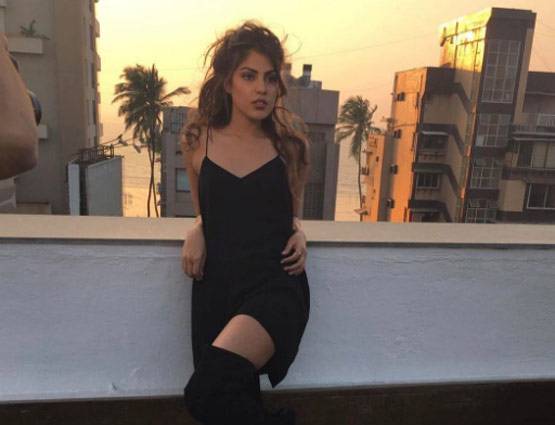 बोल्ड फोटोशूट से सुर्खियों में है ये एक्ट्रेस, देखें 23 PHOTOS