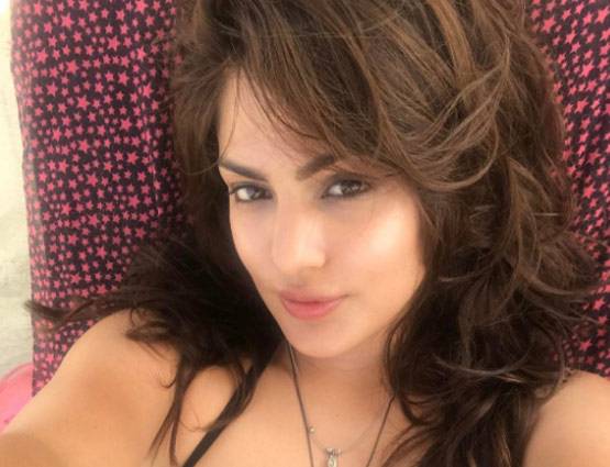 बोल्ड फोटोशूट से सुर्खियों में है ये एक्ट्रेस, देखें 23 PHOTOS