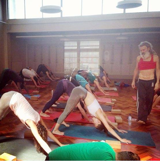 मिलिए सबसे हॉट योग गुरु से- साल में सिर्फ एक बार धोते हैं बाल