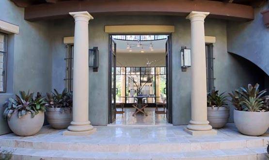 किम कर्दाशियां की बहन कर्टनी कर्दाशियां का आलीशान घर देखते रह जाएंगे!