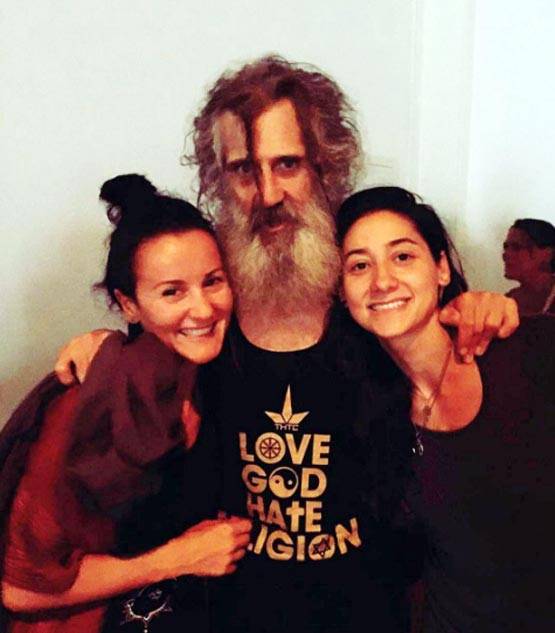 मिलिए सबसे हॉट योग गुरु से- साल में सिर्फ एक बार धोते हैं बाल