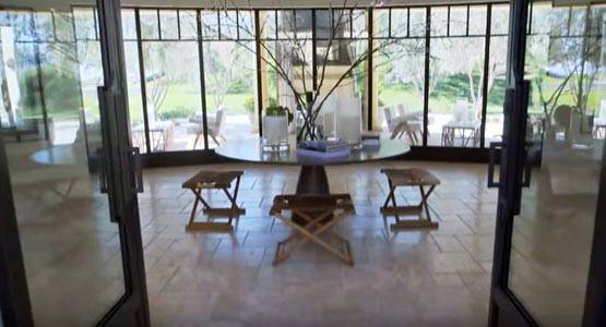 किम कर्दाशियां की बहन कर्टनी कर्दाशियां का आलीशान घर देखते रह जाएंगे!