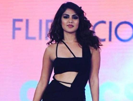 बोल्ड फोटोशूट से सुर्खियों में है ये एक्ट्रेस, देखें 23 PHOTOS