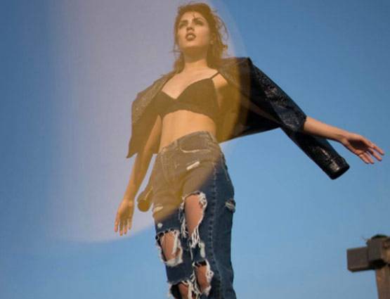 बोल्ड फोटोशूट से सुर्खियों में है ये एक्ट्रेस, देखें 23 PHOTOS