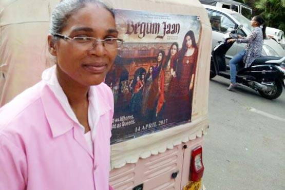 ऑटो से सफर कर रही हैं 'बेगम जान', देखें फोटो