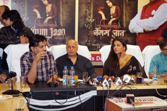 ऑटो से सफर कर रही हैं 'बेगम जान', देखें फोटो