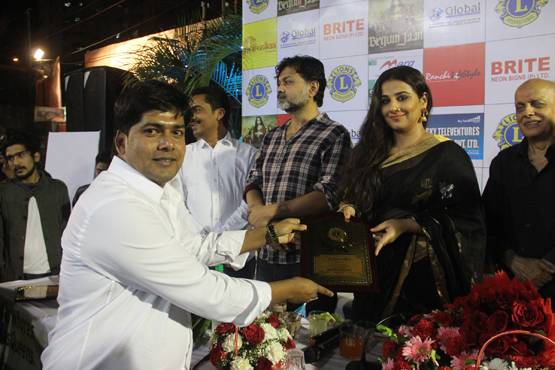 ऑटो से सफर कर रही हैं 'बेगम जान', देखें फोटो