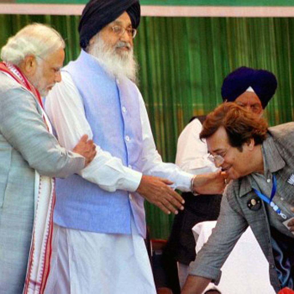 नहीं रहे विनोद खन्ना, सियासत में खट्टा-मीठा रहा है सफर