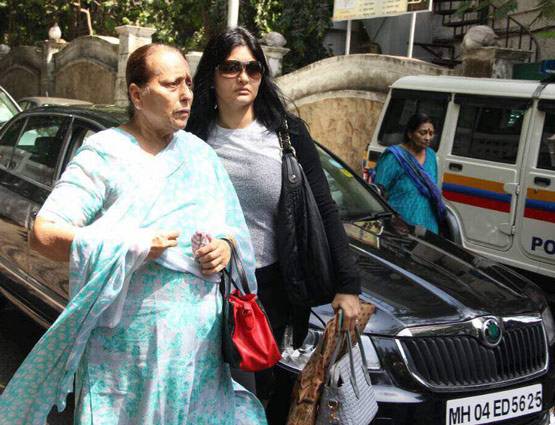 PHOTOS: विनोद खन्ना हुए पंचतत्व में विलीन, बॉलीवुड ने नम आंखों से दी विदाई