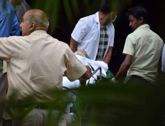 PHOTOS: विनोद खन्ना हुए पंचतत्व में विलीन, बॉलीवुड ने नम आंखों से दी विदाई