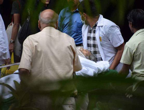 PHOTOS: विनोद खन्ना हुए पंचतत्व में विलीन, बॉलीवुड ने नम आंखों से दी विदाई