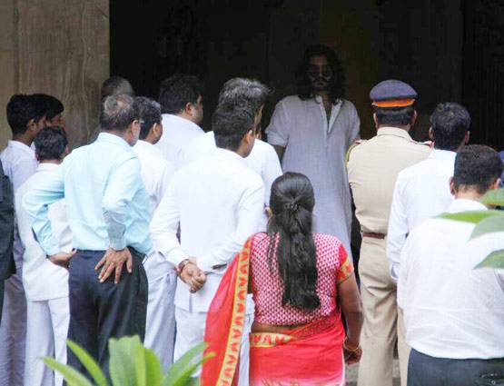 PHOTOS: विनोद खन्ना हुए पंचतत्व में विलीन, बॉलीवुड ने नम आंखों से दी विदाई