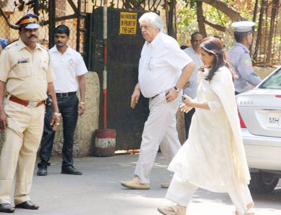 PHOTOS: विनोद खन्ना हुए पंचतत्व में विलीन, बॉलीवुड ने नम आंखों से दी विदाई