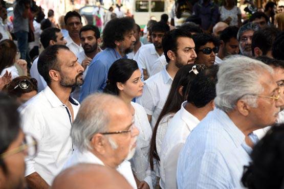 PHOTOS:विनोद खन्ना के अंतिम संस्कार में पहुंचे कौन-कौन CELEBS