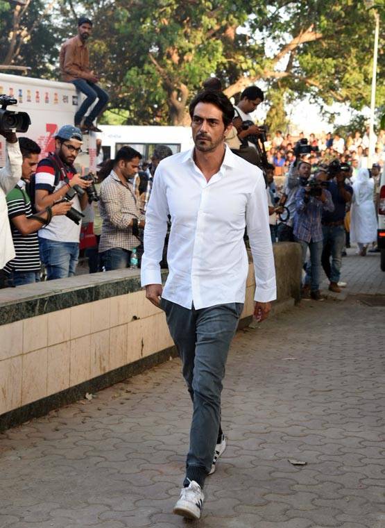 PHOTOS:विनोद खन्ना के अंतिम संस्कार में पहुंचे कौन-कौन CELEBS