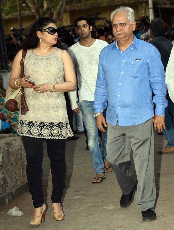 PHOTOS:विनोद खन्ना के अंतिम संस्कार में पहुंचे कौन-कौन CELEBS