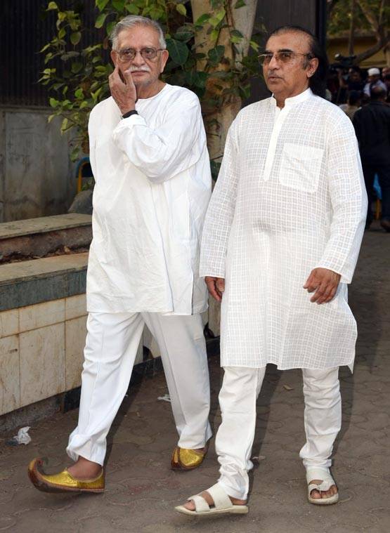 PHOTOS:विनोद खन्ना के अंतिम संस्कार में पहुंचे कौन-कौन CELEBS