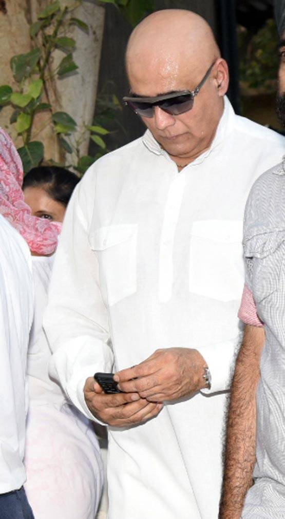 PHOTOS:विनोद खन्ना के अंतिम संस्कार में पहुंचे कौन-कौन CELEBS