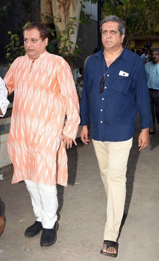 PHOTOS:विनोद खन्ना के अंतिम संस्कार में पहुंचे कौन-कौन CELEBS