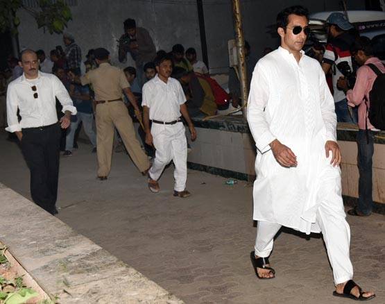 PHOTOS:विनोद खन्ना के अंतिम संस्कार में पहुंचे कौन-कौन CELEBS