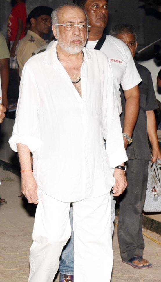 PHOTOS:विनोद खन्ना के अंतिम संस्कार में पहुंचे कौन-कौन CELEBS