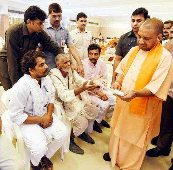 योगी के दरबार में फरियादियों के कंधे क्यों पकड़ते हैं सुरक्षाकर्मी?