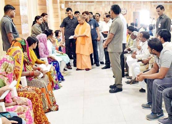 योगी के दरबार में फरियादियों के कंधे क्यों पकड़ते हैं सुरक्षाकर्मी?