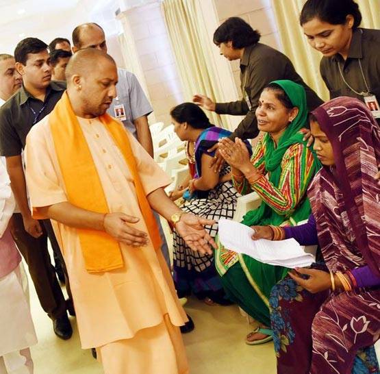 योगी के दरबार में फरियादियों के कंधे क्यों पकड़ते हैं सुरक्षाकर्मी?