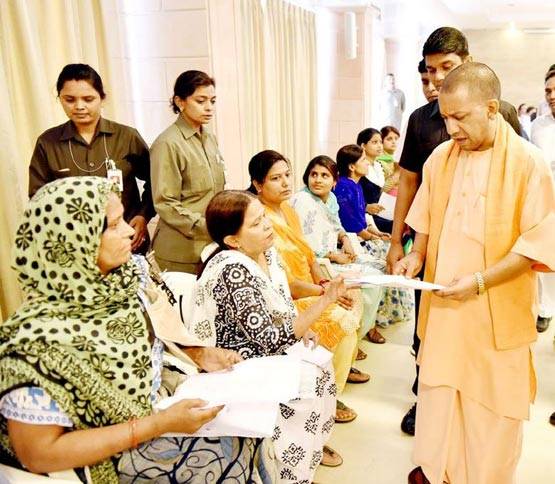 योगी के दरबार में फरियादियों के कंधे क्यों पकड़ते हैं सुरक्षाकर्मी?