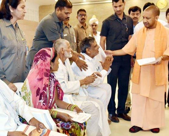 योगी के दरबार में फरियादियों के कंधे क्यों पकड़ते हैं सुरक्षाकर्मी?