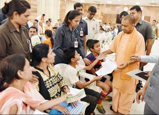 योगी के दरबार में फरियादियों के कंधे क्यों पकड़ते हैं सुरक्षाकर्मी?