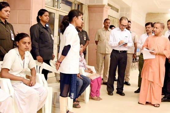 योगी के दरबार में फरियादियों के कंधे क्यों पकड़ते हैं सुरक्षाकर्मी?