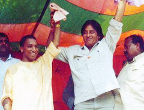 नहीं रहे विनोद खन्ना, सियासत में खट्टा-मीठा रहा है सफर