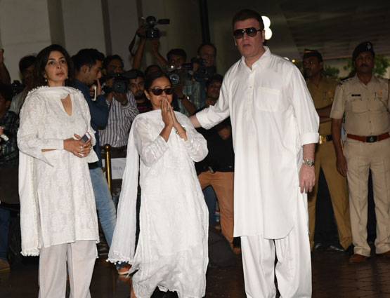 ऋषि कपूर के ट्वीट का असर, विनोद खन्ना की प्रार्थना सभा में पहुंचे सभी बड़े सितारे