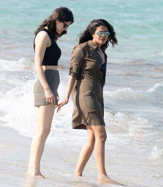 MIAMI के बीच में ब्लैक बिकिनी में नजर आईं बेवॉच गर्ल प्रियंका, देखें PHOTOS