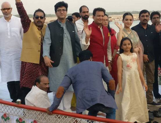 PHOTOS: वाराणसी के घाट पर ट्रेडिशनल लुक में नजर आईं कंगना
