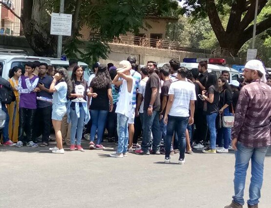 चार्टेड प्लेन से मुंबई पहुंचे बीबर, फैंस ने किया जोरदार WELCOME