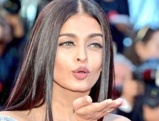 Cannes 2017: ऐश्वर्या का बोल्ड एंड क्यूट बार्बी लुक, देखें photos