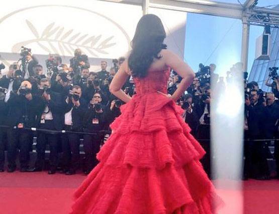 Cannes 2017: ब्लैक चैरी लिपस्टिक और रेड गाउन में दिखा ऐश्वर्या का GORGEOUS LOOK