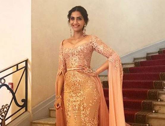 Cannes 2017: गोल्डन गाउन में दिखीं सोनम, क्या ये है Best Look