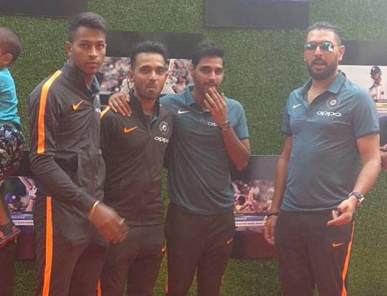 PHOTOS: सचिन की फिल्म का प्रीमियर, थियेटर बना स्टेडियम